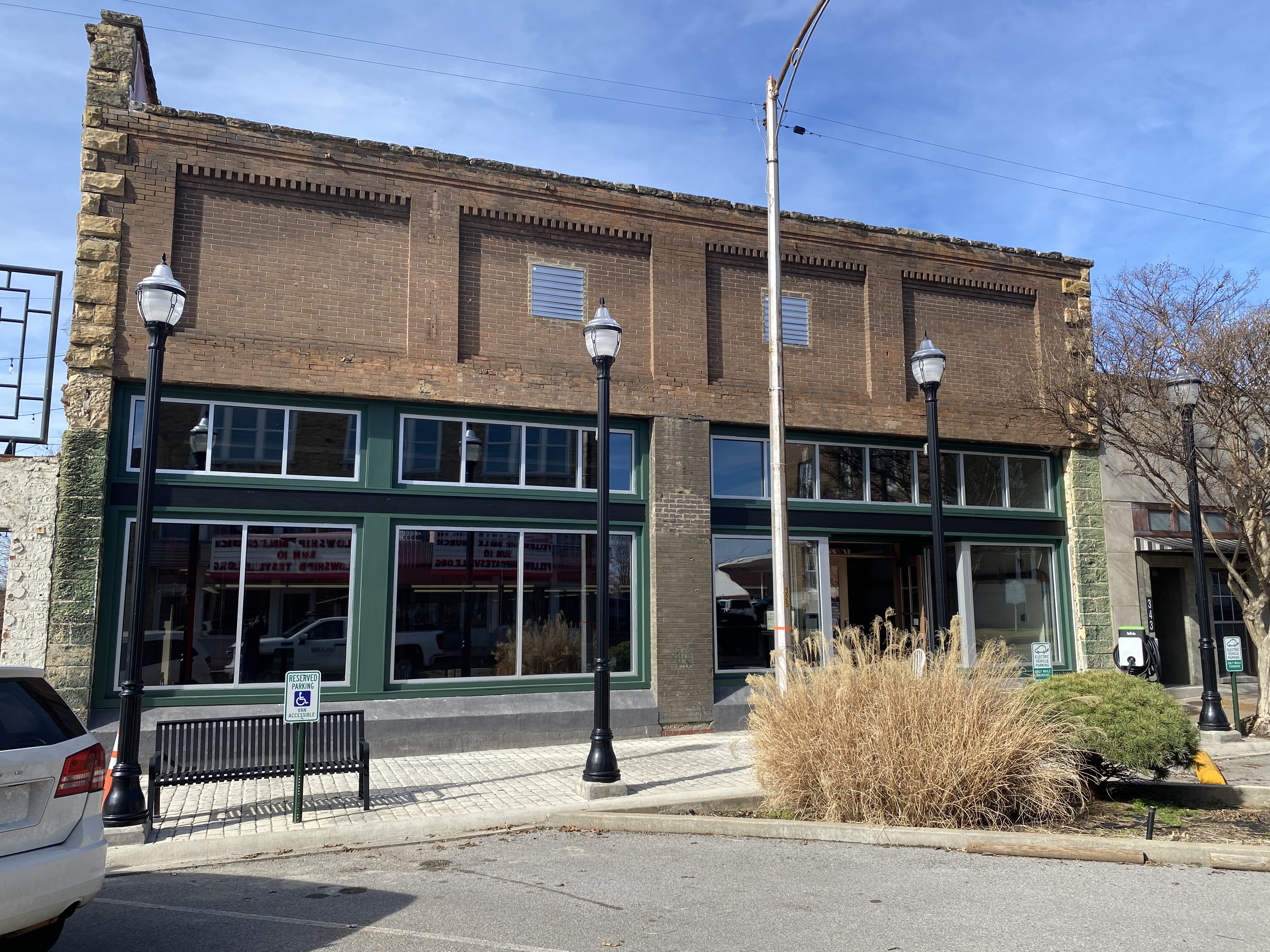 Maw's- Batesville Storefront